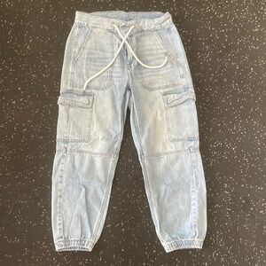 American Eagle cropped cargo jeans